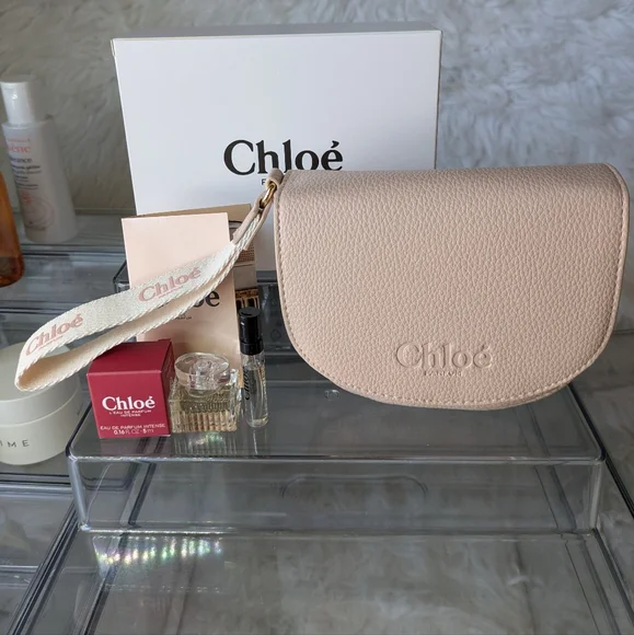 Chloe 3 Pc Mini Gift Set Eau de Parfum Mini 5ml, Wristlet Pouch Signatur… - Picture 4 of 6